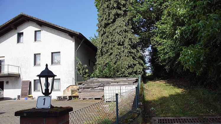 Heute endet dieser Flurweg an der oberen Grundstücksgrenze der Familie Pfaff (links). Früher wurde er in der Flur weitergeführt und hatte den positiven Effekt, bei Starkregen einen Teil des Wassers der Entwässerungsrinne zuzuführen, erklärte Mario Pfaff im Gespräch mit unserer Zeitung.