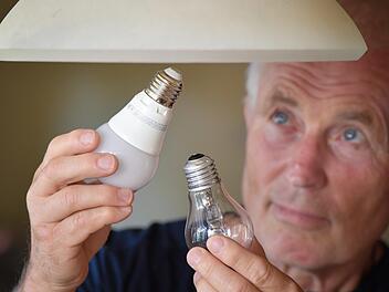 LED-Lampen helfen dabei den Energieverbrauch im Haushalt zu senken. Foto: Patrick Pleul/dpa
