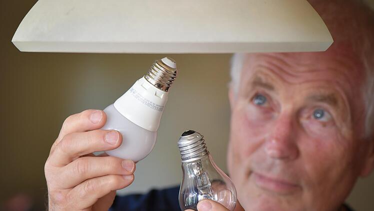 LED-Lampen helfen dabei den Energieverbrauch im Haushalt zu senken. Foto: Patrick Pleul/dpa