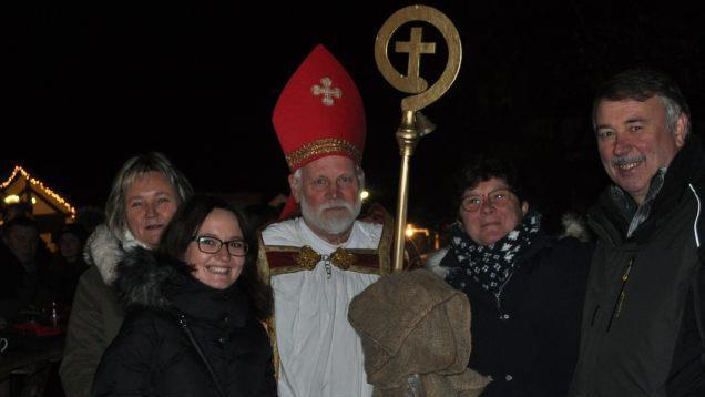 Als Bischof Nikolaus verkleidet beschenkte Volker Kuhn (Mitte) die Besucher.Simon Albrecht