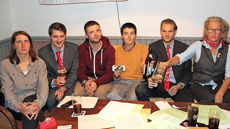 Jetzt wird es ernst: Die Partei will in Münnerstadts Kommunalpolitik mitbestimmen. Die Kandidaten stoßen nach der Nominierungsversammlung erst einmal mit einem Bier an, froh, sich durch den ersten Wahlformular-Dschungel gekämpft zu haben (von links): Die Stadtratskandidaten Johanna Düring, Gabriel Düring, Tim Drignat, Klara Friedel, Adrian Bier und Bürgermeister- und Stadtratskandidatin Sonja Johannes. Stadtratsbewerber Hannes Friedel fehlt auf dem Foto, dafür zeigt Klara Friedel mit Smartpho...