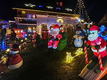 Tausende Lichter erstrahlen im Vorgarten der Familie Müller. Ihr Weihnachtshaus in Baunach ist über die Grenzen des Landkreises Bamberg bekannt. Foto: Sebastian Schanz