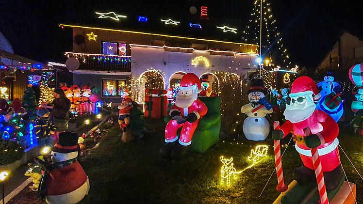 Tausende Lichter erstrahlen im Vorgarten der Familie Müller. Ihr Weihnachtshaus in Baunach ist über die Grenzen des Landkreises Bamberg bekannt. Foto: Sebastian Schanz