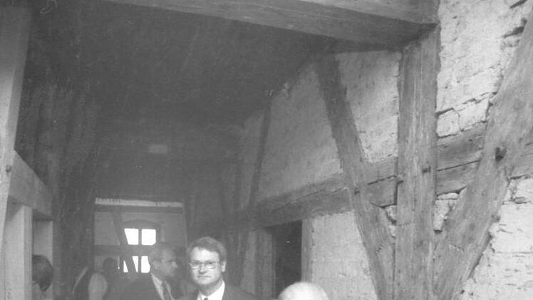 Begehung auf der Baustelle in den 1990er Jahren: Vorne Richard Tille