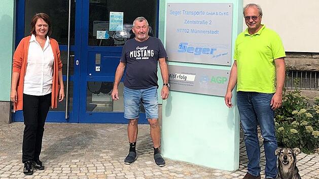 Christine Seger und Joachim Seger (rechts) verabschiedeten Baggerfahrer Helmut Klamt in den Ruhestand.