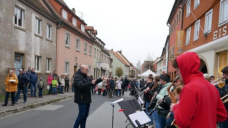 Standkonzert mit weihnachtlicher Musik beim Weihnachtsmarkt in der Veit-Stoß-Straße. Foto: Heike Beudert
