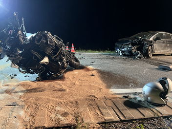 Auto und Motorrad kollidieren: 62-Jähriger stirbt