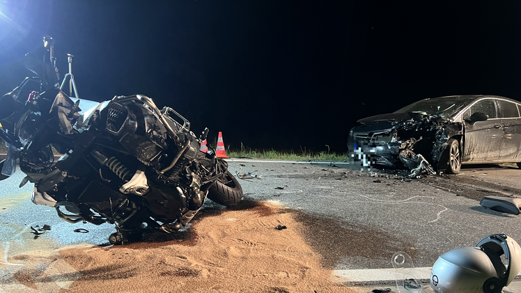 Auto und Motorrad kollidieren: 62-Jähriger stirbt
