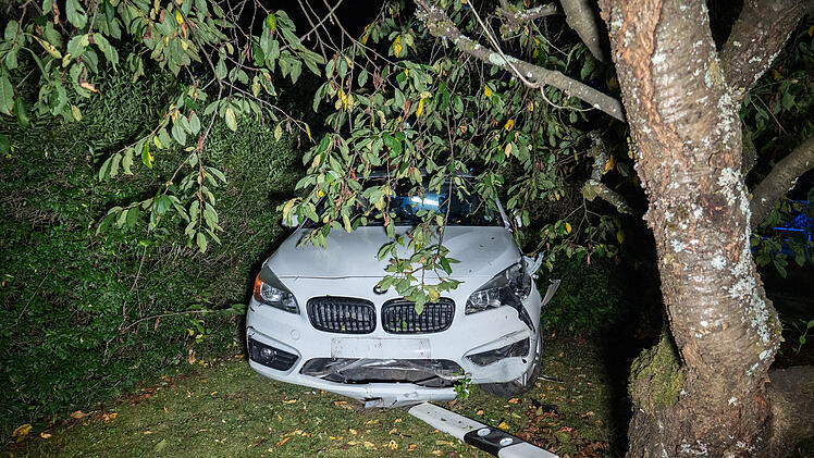 Unfall in Heiligenstadt-Neumühle: Auto schlittert an Mauer entlang und landet in Garten