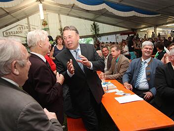 Landwirtschaftsminister Helmut Brunner (Dritter von links) bei seiner Ankunft im Festzelt. Er unterhält sich mit Theo Zehnter (Zweiter von links) und freut sich über den Besuch von Heinz Hausmann (links). Mit im Bild: Kreisobmann Erwin Schwarz (rechts) und der oberfränkische Bauernverbandspräsident Hermann Greif (Zweiter von links). Fotos: Michael Gründel
