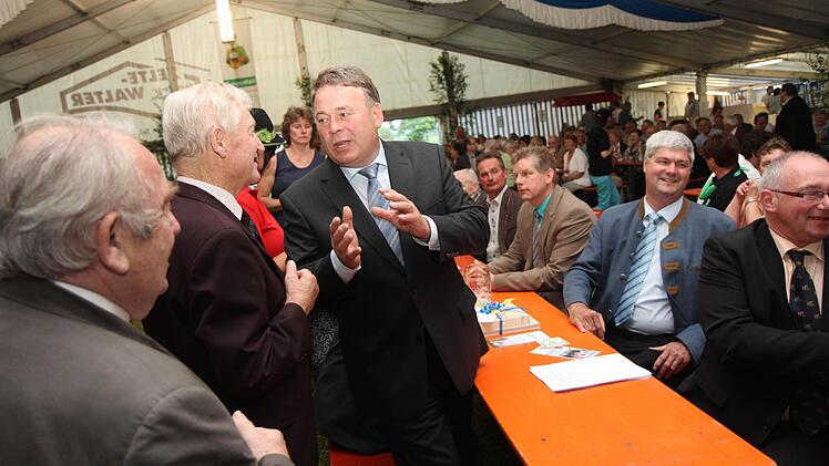 Landwirtschaftsminister Helmut Brunner (Dritter von links) bei seiner Ankunft im Festzelt. Er unterhält sich mit Theo Zehnter (Zweiter von links) und freut sich über den Besuch von Heinz Hausmann (links). Mit im Bild: Kreisobmann Erwin Schwarz (rechts) und der oberfränkische Bauernverbandspräsident Hermann Greif (Zweiter von links). Fotos: Michael Gründel