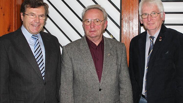 Walter Ziegler, Otto Frank und Sigbert Mantel erzählten aus der 65-jährigen Geschichte des SV Rapid Ebelsbach. Foto: Roland Mayer