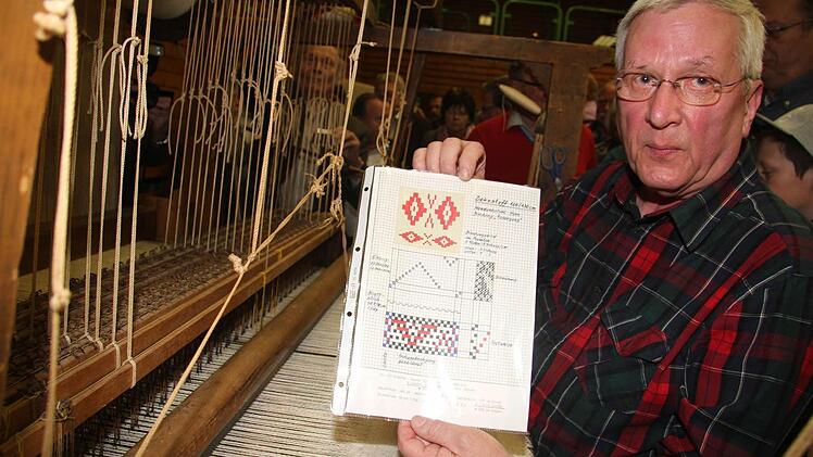 "Alles keine Kunst", lacht Ludwig Beck und zeigt den Weber-Fahrplan zum Erfolg: Dort ist genau das Trittmuster, das die Weber einhalten müssen für das entsprechende Muster aufgezeichnet.