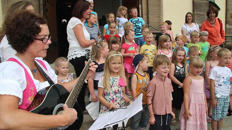 Schon draußen sang der Kindergarten und verabschiedete den Dekan.