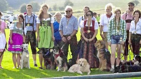 Die Eltmanner Hundefreunde können mit ihrem Abschneiden bei der deutschen Meisterschaft im Turnierhundesport zufrieden sein. Katharina Büttcher und ihr "Lucky" (Fünfte von rechts) holten in der Altersklasse "14w" den Titel. Auch Vorsitzende Heidi Brix (Sechste von links) freut sich über den Erfolg.  Foto: Ralf Naumann