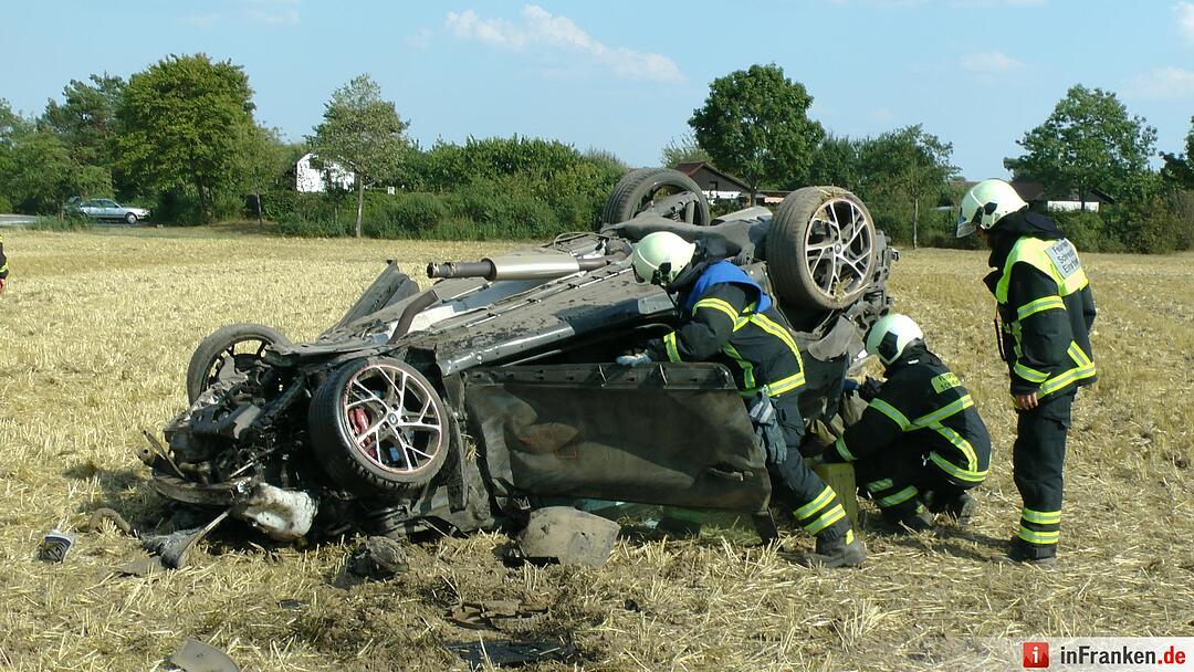 Renault ueberschlaegt sich mehrfach - Fahrer lebensgefaehrlich verletzt