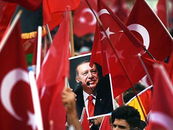 Präsident Erdogan will mit einem Referendum seine Macht stärken, dazu braucht er auch die Stimmen der in Deutschland lebenden Türken. Foto: Henning Kaiser/dpa