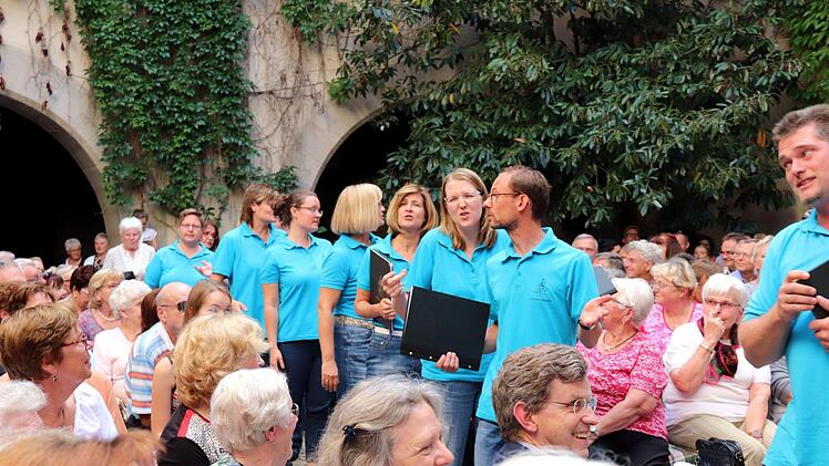 Erfrischend: Das Vokalensemble "Voicegarden" marschiert singend ein. Foto: Johanna Blum