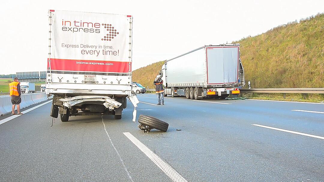 A3 im Kreis Würzburg: Führerhaus bricht nach Massenunfall vom Rest des LKWs ab