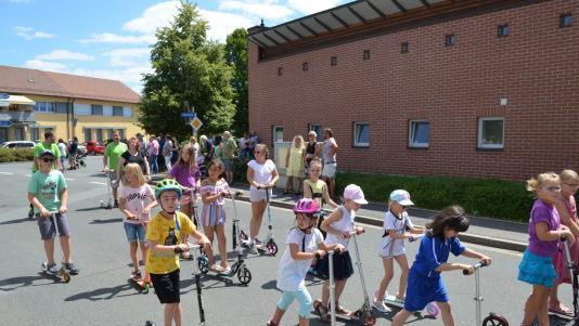 Quirlige Jungen und Mädchen von den "Sportskanonen" waren mit ihren Scootern unterwegs.