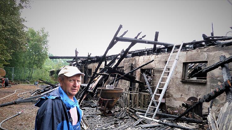 Der Tag danach: Jürgen Lauterbach steht vor den Trümmern seines früheren Milchvielstalles.Foto: Werner Reißaus