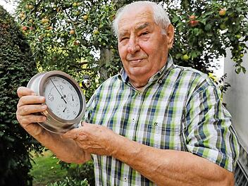 Ein Barometer und vier Thermometer sind die Hilfsmittel von Andreas Siebenhaar: Täglich meldet er dem Bayerischen Rundfunk das Wetter aus Heroldsbach. Fotos: Matthias Hoch