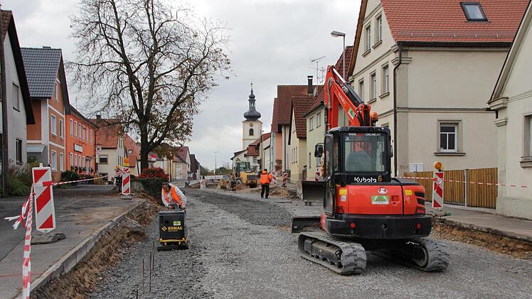 Seit 2017 können nicht nur Kommunen und Privatleute von einer Dorferneuerung - wie derzeit in Wachenroth - profitieren, sondern auch örtliche Betriebe. Foto: Andreas Dorsch