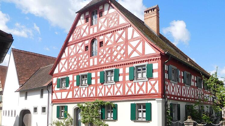Nach der Renovierung erstrahlt das Fachwerkhaus in der M&uuml;hlgasse in leuchtenden Farben. Foto: privat