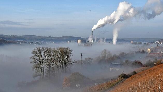 Die Zuckerfabrik in Ochsenfurt im Morgennebel in einer Aufnahme aus der Kampagne 2018. Am 26. September beginnt die neue Verarbeitungssaison.  Foto: Gerhard Meißner