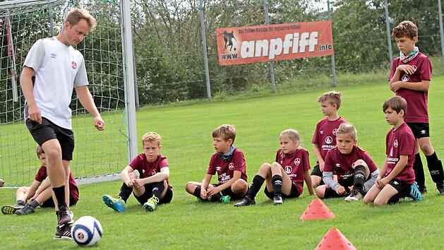 Der FC Neubrunn begr&uuml;ndete seinen F&ouml;rderantrag auch mit den Aktivit&auml;ten im Sch&uuml;ler- und Jugendbereich. Das Sportgel&auml;nde wird auch von der Spielgemeinschaft Heilig-L&auml;nder mit Spielern des VfR Kirchlauter, VfR Hermannsberg und des SC Lu&szlig;berg genutzt, hier bei einem Trainingscamp mit dem 1.FC N&uuml;rnberg vor einigen Wochen.  Foto: G&uuml;nther Geiling