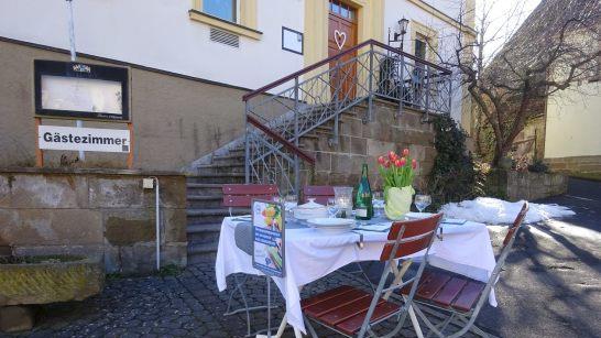 Auch Matthias Sotier beteiligte sich in Großwenkheim vor seinem Gasthaus  an der bundesweiten Protestaktion.