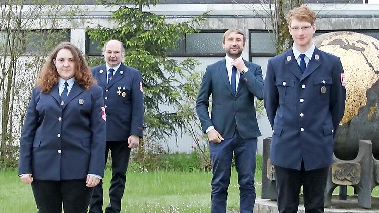 Ludwig Eberhardt (vorne, rechts) ist der neue Kommandant der Wildensteiner Feuerwehr. Er löst seinen Vater Ottmar (hinten, links) nach 30 Jahren im Amt ab. Zur Zweiten Kommandantin wurde seine Schwester Lisa (vorne, links) gewählt. Mit im Bild Bürgermeister Christian Ruppert