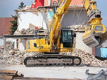 Bagger reißt Haus in Bayern ab, während Mieter noch drin sind Bagger reißt Haus in Bayern ab, während Mieter noch drin sind