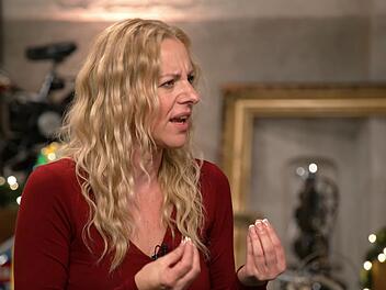 Ein Koffer sorgte in der Montagsausgabe von "Bares f&uuml;r Rares" f&uuml;r ger&uuml;mpfte Nasen - nicht nur bei Expertin Annika Ra&szlig;bach.