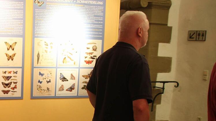 Auch wenn es so aussieht: Dieser Ausstellungsbesucher hält nicht nach den Toiletten Ausschau.