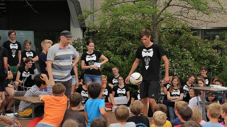 Fußballturnier zwischen Lehrer Martin Schlund und Matthias TröksFoto: Andreas Brand