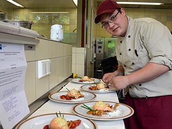 Francesco Weber vom Hotel Mercure in Schweinfurt ist einer von insgesamt 54 Köchen, die in diesem Jahre ihre Gesellenprüfung an der Staatlichen Berufsschule Bad Kissingen ablegen. Es waren schon mal mehr.  Foto: Archiv/Peter Rauch
