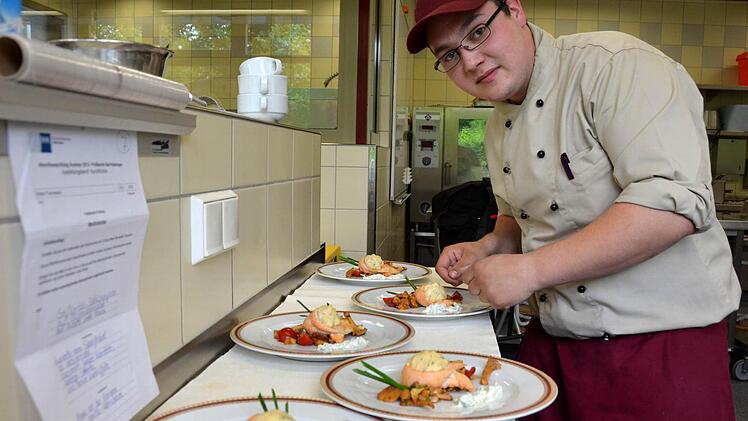 Francesco Weber vom Hotel Mercure in Schweinfurt ist einer von insgesamt 54 Köchen, die in diesem Jahre ihre Gesellenprüfung an der Staatlichen Berufsschule Bad Kissingen ablegen. Es waren schon mal mehr.  Foto: Archiv/Peter Rauch