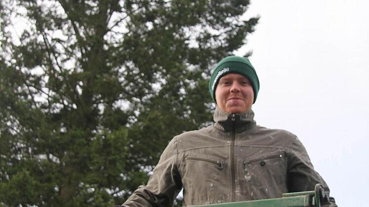 Fabian Bittruf zieht vom Anhänger aus die Bäume nach oben.