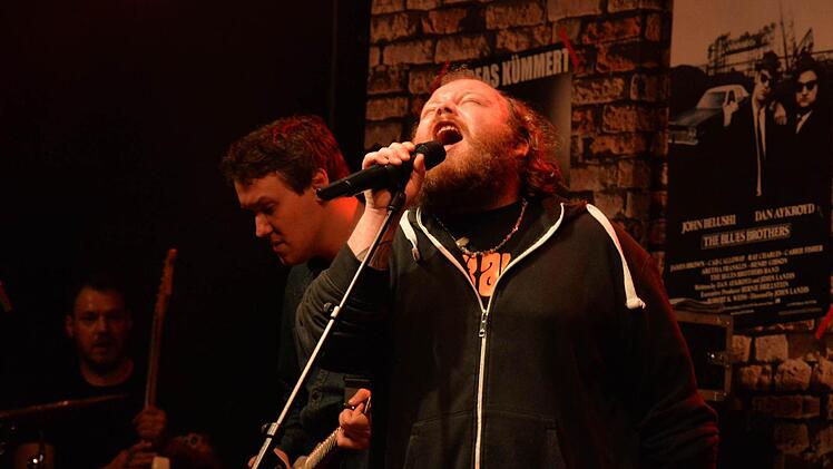 "The Voice of Germany"-Gewinner, Andreas Kümmert, gab am Samstagabend in der Stadthalle in Lichtenfels ein Konzert. Foto: Ronald Rinklef