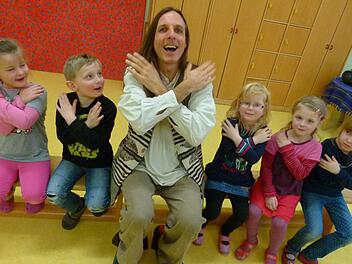 Oliver Machander verstand es, bei den Kindern Begeisterung zu wecken, auch weil Märchen zeitlos sind, wie er sagte. Fotos: Lothar Weidner