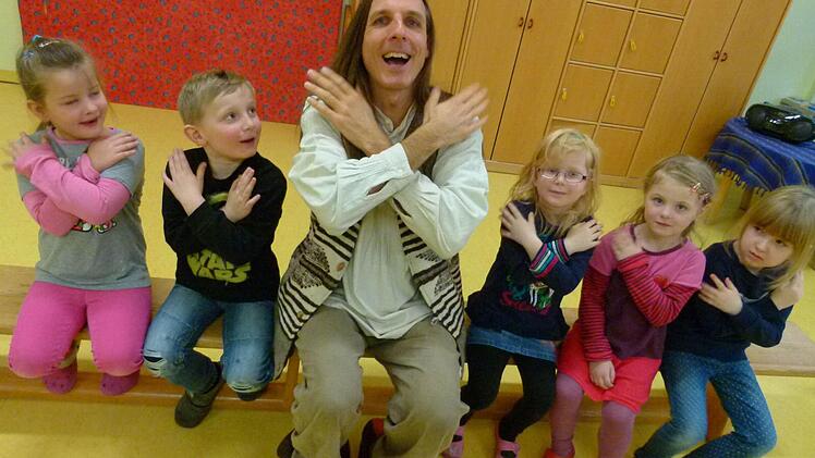 Oliver Machander verstand es, bei den Kindern Begeisterung zu wecken, auch weil Märchen zeitlos sind, wie er sagte. Fotos: Lothar Weidner