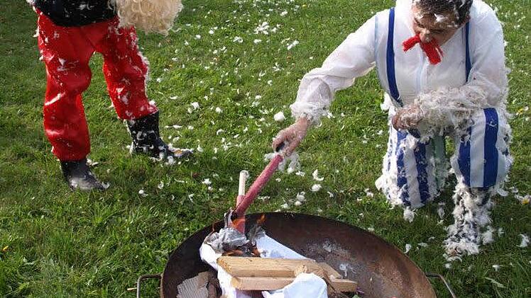 Als zweiter Sieger darf nun auch Obelix (Jens Korn) das Feuer entzünden. Foto: Susanne Deuerling