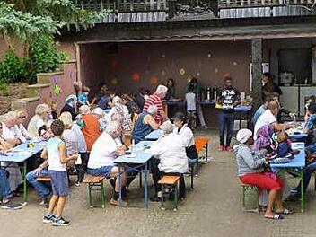 Die Bewohner des Asylbewerberheims und ihre Gäste genossen das gemütliche Beisammensein. Foto: privat