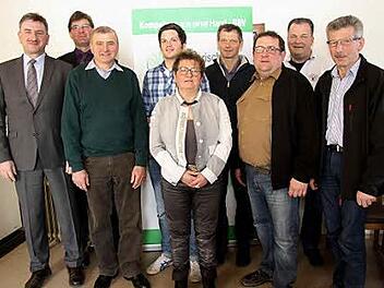 Günther Felßner (l.) und Kreisbäuerin Evi Derrer mit Robert Ort, Günter Fensel, Johannes Rohlederer, Wilfried Funke, Peter Jordan, Detlef Reusch und Rudolf Groß (v. l.) Foto: Richard Sänger