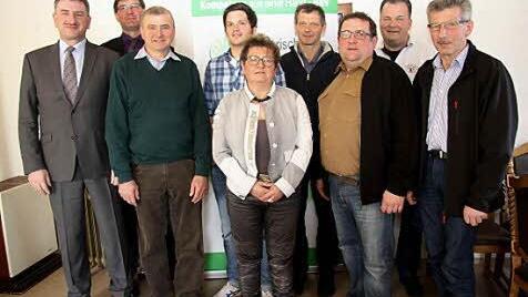 Günther Felßner (l.) und Kreisbäuerin Evi Derrer mit Robert Ort, Günter Fensel, Johannes Rohlederer, Wilfried Funke, Peter Jordan, Detlef Reusch und Rudolf Groß (v. l.) Foto: Richard Sänger