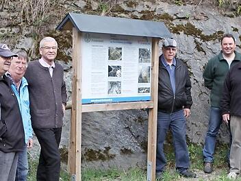 Am Fuße des Schlossbergs wurde im Steinbruch durch viele freiwillige Helfer eine Info-Tafel erstellt.  Foto: Michael Wunder