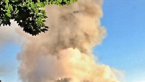 Eine riesige Rauchsäule stieg über Fischbach auf.  Fotos: Helmut Will