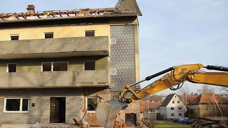 Das Geisterhaus in der Ortsmitte von Etzelskirchen wird abgerissen. Im nächsten Frühjahr soll es mit dem Neubau losgehen. Fotos: Franziska Rieger