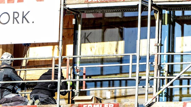 Die Einzelelemente f&uuml;r die Glasfassade am Globe werden montiert.Foto: Jochen Berger